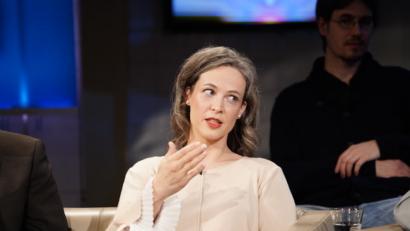 Bild: Baschi Bender/Verena Brunschweiger /dpa
Die Regensburger Lehrerin und Autorin Verena Brunschweiger in einer Talkshow.