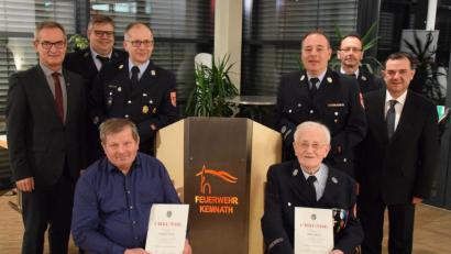 Bild: mde
Ehrenkommandant Hans Denz und Johann Sertl (vorne von rechts) ehrt die Feuerwehr für langjährige Mitgliedschaft. Ihnen gratulieren Bürgermeister Werner Nickl, die Vorsitzenden Günter Filbinger und Roman Schäffler (stehend von links) wie auch Stadtpfarrer Konrad Amschl sowie die Kommandanten Alfred Vogel und Peter Denz (stehend von rechts).