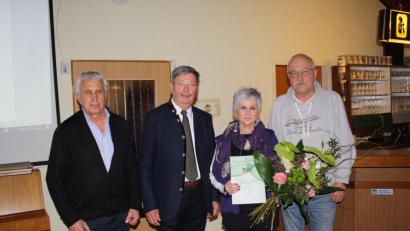 Bild: hae
DJK-Vorsitzender Eduard Hanauer (Zweiter von links) gratuliert zur Ehrenmitgliedschaft und für 40 Jahre Treue zum Verein (weiter von links): Klaus Bogedaly, Angelika Frei und Günther Ströhl.