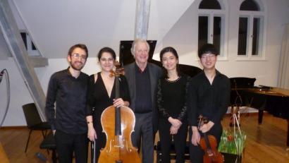 Bild: Reinhold Tietz
Ein begeisterndes Konzert lieferten (von links) Anil Büyükikiz, Nil Kocamangil, Moderator Hanns-Martin Schreiber, Hansol Cho und Hobin Yi beim Schwandorfer Klavierfrühling.