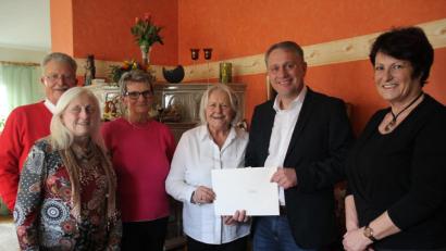 Bild: kmo
Freudestrahlend nimmt Jubilarin Siegrid Böhm (Dritte von rechts) die Geschenke von Bürgermeister Hermann Böhm entgegen. Auch Steffi Sadlo vom Siedlerbund (rechts) und (von links) Bernd Schäfer, Irene Kugler und Hannelore Meier vom VdK gratulieren.