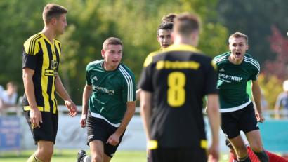 Bild: A. Schwarzmeier
Jubel bei den Spielern des FC Wernberg: Der Bezirksliga-Tabellenführer gewann im August 2018 das Vorrundenspiel bei der SV Grafenwöhr mit 2:1. Zum Restrundenauftakt prallen die beiden Spitzenmannschaften der Liga erneut aufeinander.