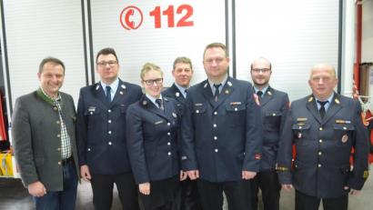 Bild: fz
Einstimmig wählten die 28 Aktiven Manuel Tschierschke (Zweiter von links) als ersten und Gerd Scharff (dritter von rechts) als zweiten Kommandanten. Laura Scharff (dritte von links) ist die neue Jugendwartin