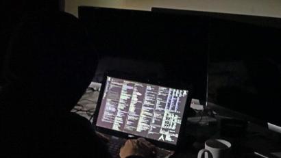 Bild: Paul Zinken/dpa
Die Zentralstelle für Cybercrime in Bamberg hat einen 17-Jährigen aus Bremen als möglichen Erpresser per E-Mail entdeckt.