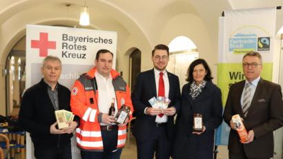 Bild: exb
Die Blutspende-Termine gehören künftig zur Fairtrade Town Tirschenreuth, und werden mit entsprechenden Produkten unterstützt. Die gibt es schon beim nächsten Termin am 18. März. Im Bild (von links) Wolfgang Würl (Steuerungsgruppe Fairtrade Town), BRK-Bereitschaftsleiter Hans Maenner, stellvertretender BRK-Kreisgeschäftsführer Sven Lehner, Doris Schön (Steuerungsgruppe) und Bürgermeister Franz Stahl mit den Geschenken.