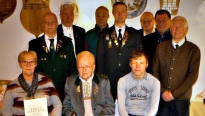 Bild: R. Kreuzer
Renate Ermer ist seit 50 Jahren Mitglied im Verein (sitzend, links), Sieglinde Nordgauer (sitzend, Mitte) führt die Almenrauschschützen weiterhin als Vorsitzende.