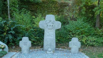 Bild: Portner
Die Soldaten- und Kriegerkameradschaft Nabburg hat in Eigenleistung den Bereich um das Kriegerdenkmal am Stadtfriedhof gepflastert. Trotzdem will der Verein, dass das Mahnmal auf den Spitalhof umzieht und dort künftig die Gedenkfeiern zum Volkstrauertag stattfinden.