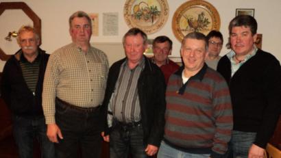 Bild: ksi
Anton Gradl, der Vorsitzende der Frotzersrichter Jagdgenossen (Mitte), wurde bei den Neuwahlen für weitere fünf Jahre im Amt bestätigt. Im Bild das Führungsgremium.