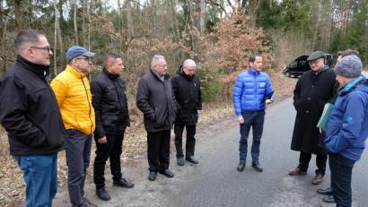 Bild: do
Auf Vermittlung von Bundestagsabgeordnetem Albert Rupprecht (Sechster von links) diskutieren Vertreter der Stadt Eschenbach und des Staatlichen Bauamts Amberg-Sulzbach vor Ort über verkehrliche Problempunkte an der B 470. Zeitweise nimmt auch Unternehmer Hubert Schug an der Besprechung teil.