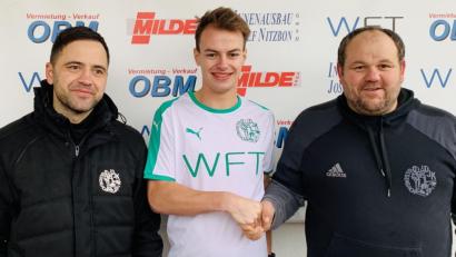 Bild: exb
Hand drauf! Bastian Freisinger (Mitte) trägt ab Sommer das Gebenbacher Trikot. Links Trainer Faruk Maloku, rechts Teammanager Josef Nitzbon.