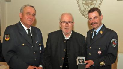 Bild: Dobmeier
Mit der Feuerwehruhr bedankten sich Stadtbrandrat Richard Schieder (rechts) und OB Kurt Seggewiß (links) bei Hermann Hubmann.
