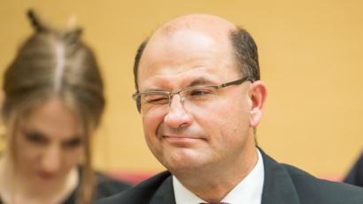 Archivbild: Lino Mirgeler/dpa
Finanzminister Albert Füracker (CSU) sparte im Landtag nicht mit Superlativen.