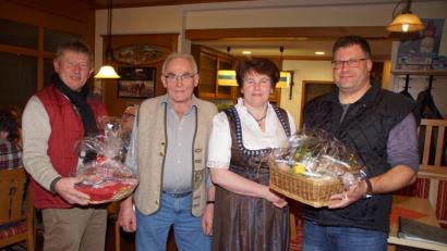 Bild: mmj
Georg Schmid und seine Schwiegertochter Gerlinde erhielten als Dank für die Unterstützung der "land&gut"-Aktionen durch Vorsitzenden Baptist Grosser (links) und Stellvertreter Andreas Ebnet junior ein Präsent überreicht.