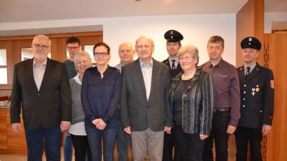 Bild: gi
Max Striegl (Fünfter von rechts) feierte seinen 70. Geburtstag. Dazu gratulierten seine Frau Angela, seine Tochter Sonja Dirscherl (Vierte von links), sein Sohn Dr. Harald Striegl (Zweiter von links) sowie die Vereinsabordnungen im Gasthof Schieder in Saubersrieth.