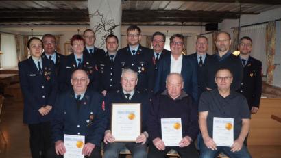 Bild: gz
Die Feuerwehrführung dankte im Beisein des Bürgermeisters langjährigen Mitgliedern, unter anderen (vorne v.r.) Karl Brenner für 40, Johann Wildenauer für 50, Otto Wildenauer für 70 und Ehrenkassier Andreas Kleber für 50 Jahre Treue in der FFW.