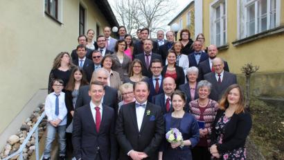 Bild: soj
Das Brautpaar Jochen und Petra Filberth (vorne Mitte) mit ihren Hochzeitsgästen vor dem Rathaus in Ebnath.