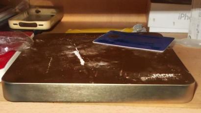 Bild: Polizei
Eine „Line“ Crystal, für den Konsum vorbereitet auf einer Feinwaage.