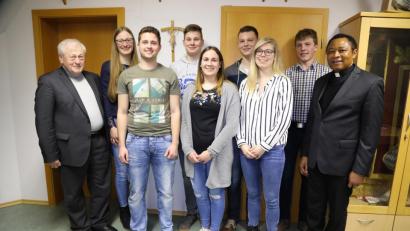 Bild: akp
Die neu gewählte Vorstandschaft der KLJB Weidenthal mit Gästen (von links): Bürgermeister Johann Wilhelm, Julia Forster, Johannes Eckl, Max Hutzler, Eva Winkler, Lukas Irlbacher, Laura Hösl, Thomas Blödt und Pfarrer Cyprian Anyanwu.