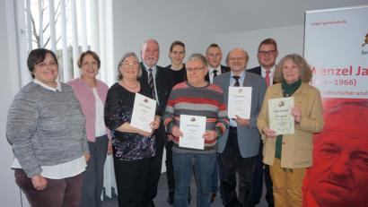 Bild: fppp
Ehrungen gab es bei der Seliger-Gemeinde. Im Bild von links die stellvertretende Vorsitzende der Regionalgruppe, Irene Unglaub, Landtagsabgeordnete und Schriftführerin Annette Karl, Jubilarin und Kassier Renate Heidler, Bundesvorsitzender Albrecht Schläger, Jugendvertreter Jason Wirth, Jubilar Josef Albrecht, Landesvorsitzender Bruno Dengel, der Vorsitzende der Regionalgruppe und Jubilar Peter Heidler, Kreisrat Holger Grießhammer und Jubilarin Ingrid Schläger.