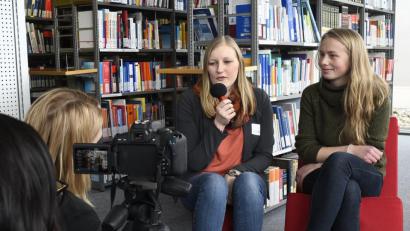 Bild: Petra Hartl
Larissa Köster und Aziza Ernst (von links) organisieren für Freitag in Amberg eine Demo für den Klimaschutz.