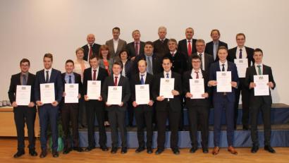 Bild: exb
Mit Urkunde, von links: Thomas Stock (Konnersreuth), Michael Schwägerl (Plößberg), Martin Schaumberger (Mitterteich), Martin Rickauer (Pullenreuth), Reiner Mark (Mähring), Michael Hör (Erbendorf), Andreas Häring (Tirschenreuth), Franz Fischer (Bärnau), Christian Döllinger (Waldsassen), Florian Adam (Plößberg) und Michael Beinrucker (Tirschenreuth). In den hinteren Reihen die Lehrer und Ehrengäste sowie Kreisbäuerin Irmgard Zintl (zweite Reihe, links).