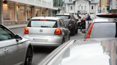 Bild: Gabi Schönberger
Das wird auf Widerstand stoßen: Die Parkstreiden in der Sedanstraße werden bei der Neuaufteilung der Verkehrsflächen wohl aufgelöst.