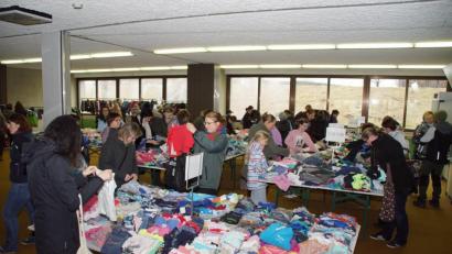 Bild: mmj
Viel Auswahl gab es an den Tischen für Baby- und Kinderkleidung. Das Angebot in der Schulaula stieß auf großes Interesse.