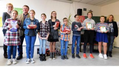 Bild: cr
Die strahlende Siegerin Emilia Schönfelder vom Gymnasium Eschenbach wird den Landkreis Neustadt/WN beim Bezirksentscheid vertreten. Von links: Emilia Schönfelder vor Rektorin Gabi Reitinger-Maier und Jürgen Orlik, alle weiteren Teilnehmer des Entscheids sowie (rechts) Schulrätin Margit Walter.