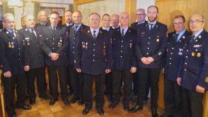 Bild: rkp
Repräsentanten der Kreisfeuerwehr und Bürgermeister Walter Schauer (Dritter von links) zeichneten die langjährigen Aktiven der Feuerwehr Dautersdorf aus. Kommandant Josef Mösbauer (Mitte) erhielt Ehrenkreuz in Bronze des Deutschen Feuerwehrverbandes.