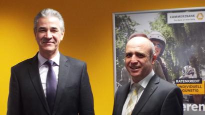 Bild: e
Direktor Sebastian Hackl (links) und Filialdirektor Marcus Gabert präsentieren die Bilanz der Commerzbank in der Region.