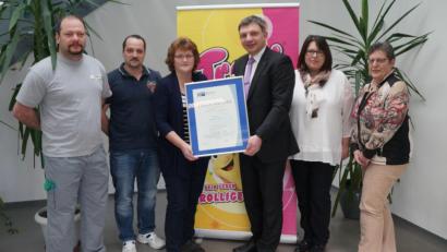 Bild: weu
IHK-Geschäftsführer Manuel Lischka (Dritter von rechts) gratulierte im Namen der IHK Regensburg den Verantwortlichen der Firma Trolli zum 70-jährigen Bestehen des Globalplayers. Gemeinsam mit Werksleiterin Sonja Haßler (Dritte von links) freuten sich Gabriele Kerscher, Silvia Stöckl, Stefan Neft und Michael Fredrich (von rechts), alles Garanten für den Erfolg der Firma, über die Auszeichnung.