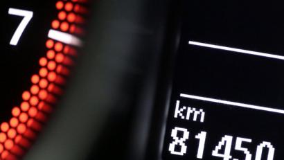 Symbolbild: Oliver Berg/dpa
Ein Tachometer mit Kilometerstandanzeige.