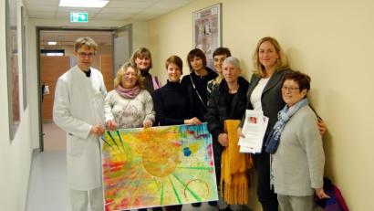 Bild: Klinikum/Dietl
Chefarzt Dr. Matthias Hipp (links) war es ein Anliegen, die Räume und Gänge in der Klinik für Strahlentherapie am Klinikum heller und frischer zu gestalten. Ein Kunstprojekt macht das jetzt möglich.