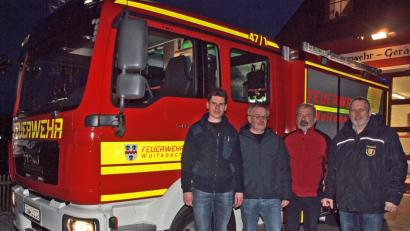 Bild: sön
Das neue Mittlere Löschfahrzeug (MLF) der Wolfsbacher Feuerwehr mit stellvertretendem Kommandant Dominik Ernst, Kommandant Günter Schindler, Kreisbrandrat Fredi Weiß und Kreisbrandmeister Jürgen Ehrnsberger (von links).
