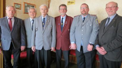 Bild: kö
Unter Leitung von Zweitem Bürgermeister Josef Sturm (links) gingen die Neuwahlen zügig über die Bühne. Neuer Kreisvorsitzender ist Peter Schottenhaml (mit roter Jacke), der Richard Österer (Dritter von links) ablöst. Josef Graf (Zweiter von links) bleibt Kassier und Georg Köppl (rechts) Schriftführer. Neuer zweiter Vorsitzender ist Andree Pöppich (Zweiter von rechts).