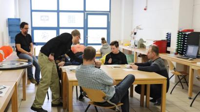 Bild: Sebastian Kopp/exb
Die Kinder dürfen in der MINT-Garage viel ausprobieren.