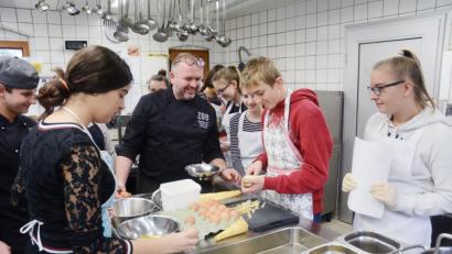 Bild: Gabi Schönberger
In der Küche von Restaurantbetreiber Jürgen Pufke (Mitte) legen die Schüler selbst Hand an.