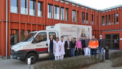 Bild: ALE Oberpfalz, Stefan Neumann/exb
Behördenleiter Thomas Gollwitzer (Vierter von links), der Arbeitskreis Gesundheit am ALE Oberpfalz sowie stellvertretender Kreisgeschäftsführer Sven Lehner (rechts) vom Bayerischen Roten Kreuz mit seinem Team freuten sich über die zahlreiche Teilnahme an der Blutspendeaktion.