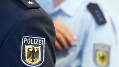 Bild: Friso Gentsch/dpa
Nicht jeder, der wie ein Polizist scheint, ist auch einer. Besonders am Telefon kommt es immer wieder zu Betrugsversuchen.