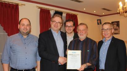 Bild: frd
CSU-Kreisvorsitzender Alexander Flierl überreicht an Hans Graßl die Ehrenurkunde für treue Mitgliedschaft. Dazu gratulieren (von links) der stellvertretende Ortsvorsitzende Peter Schwendner, Europawahl-Listenkandidat Tobias Ehrenfried und Ortsvorsitzender Richard Brunner.