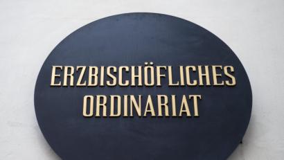 Archivbild: Peter Kneffel
Das Metallschild "Erzbischöfliches Ordinariat" hängt am über dem Erzbischöflichen Ordinariates in München (Bayern).