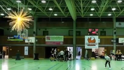 Bild: DJK Neustadt/WN-Basketball
Oliver Roy trifft seinen Wurf von der Mittellinie.