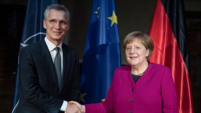 Bild: Sven Hoppe/dpa
Bundeskanzlerin Angela Merkel (CDU) und Nato-Generalsekretär Jens Stoltenberg begrüßen sich am zweiten Tag der 55. Münchner Sicherheitskonferenz.