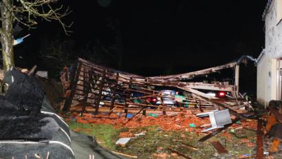 Bild: Ralf Roeger/dp
Ein eingestürztes Dach liegt auf Autos. Ein Tornado hat in der Eifelgemeinde Roetgen Dächer abgedeckt, Häuser beschädigt und die Bewohner erschreckt. Das Sturmzentrum traf die Hauptstraße der Ortschaft, mehrere Häuser können vorerst nicht mehr bewohnt werden.