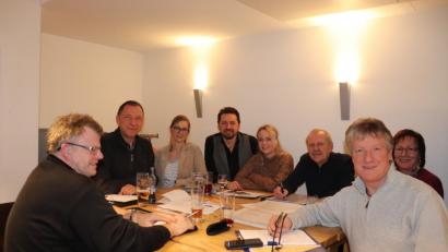 Bild: Förderverein Fischhofpark/exb
Das Organisationsteam des „cooltour-Sommers“ hat bei einem Arbeitstreffen wieder ein tolles Programm auf die Beine gestellt. Die Details darf Bürgermeister Franz Stahl am 26. März vorstellen. Im Bild (von links) Bernhard Helgert, Mirko Streich, Monika Arbter-Hubrich, Wolfgang Braun, Petra Klebl-Denk, Hans Prucker, Vinzenz Rahn und Lisa Wettinger.