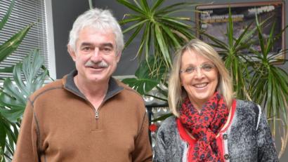 Bild: dob
Die stellvertretende Vorsitzende des Vereins "Hoffnung für Menschen", Angelika Taubmann (rechts) nimmt die 1000-Euro-Spende von Wolfgang Pröls (links) strahlend entgegen. Anstelle von Geschenken zu seinem 60. Geburtstag sammelt er Spenden für die Menschen in Südindien.