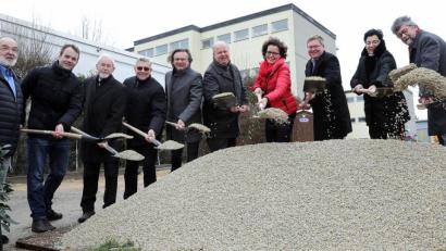 Bild: Wolfgang Steinbacher
Offizieller Baubeginn ist mit einem Spatenstich: Am Mittwoch griffen OB Michael Cerny (Achter von links), Schulleiterin Marion Weigl (Siebte von links) und einige Stadträte symbolisch zum Werkzeug.