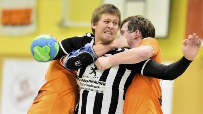 Bild: Ziegler
Kräftig zupacken kann nicht schaden, wenn die Handballer der HG Amberg wieder aufsteigen wollen.