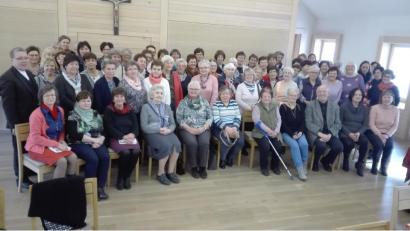 Bild: fvo
67 Teilnehmerinnen überlegen beim Fraueneinkehrtag des Landvolks, was der Begriff Heimat bedeutet. Mit dabei Referent Direktor Pfarrer Manfred Strigl (links) und KLB-Kreisseelsorger Franz Winklmann (sitzend, Dritter von rechts).