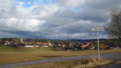 Bild: fjo
Dunkle Wolken hängen nicht nur am Himmel über Kleinschwand. Das Kanalnetz weist an vielen Stellen reparaturbedürftige Schadstellen auf, die es bis Ende 2020 zu beheben gilt.